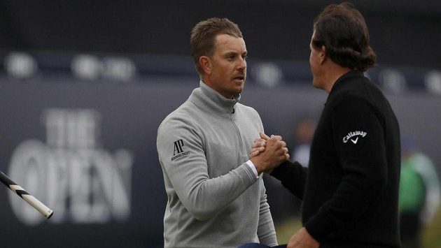 Švéd Henrik Stenson (vlevo) a Američan Phil Mickelson bojují o triumf na 145. golfovém British Open. Švéd Henrik Stenson (vlevo) a Američan Phil Mickelson bojují o triumf na 145. golfovém British Open.