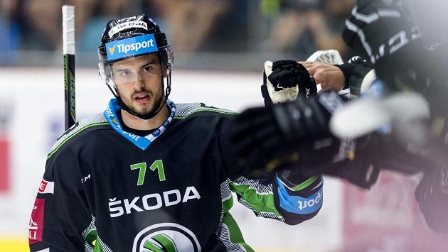 Tomáš Hyka z Mladé Boleslavi slaví svůj vstřelený gól na ledě Hradce. Tomáš Hyka z Mladé Boleslavi slaví svůj vstřelený gól na ledě Hradce.