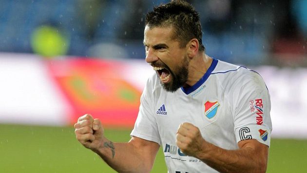 Ostravský útočník Milan Baroš z Baníku se raduje z vítězného gólu v utkání Het ligy s Karvinou. Ostravský útočník Milan Baroš z Baníku se raduje z vítězného gólu v utkání Het ligy s Karvinou.