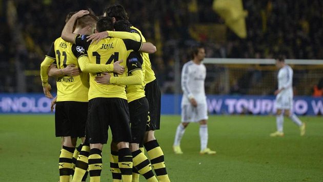 Marco Reus slaví se svými spoluhráči z Dortmundu gól proti Realu Madrid v odvetě čtvrtfinále Ligy mistrů. Marco Reus slaví se svými spoluhráči z Dortmundu gól proti Realu Madrid v odvetě čtvrtfinále Ligy mistrů.