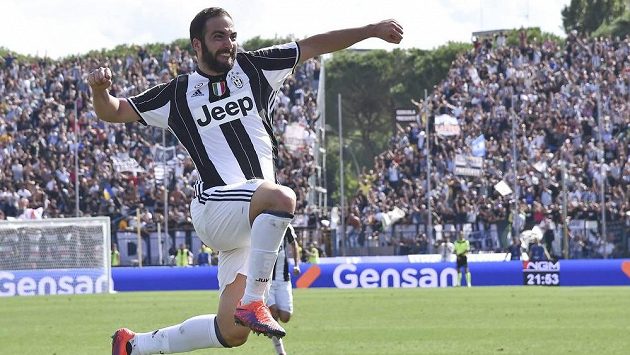 Útočník Juventusu Gonzalo Higuaín oslavuje svůj gól proti Empoli. Útočník Juventusu Gonzalo Higuaín oslavuje svůj gól proti Empoli.