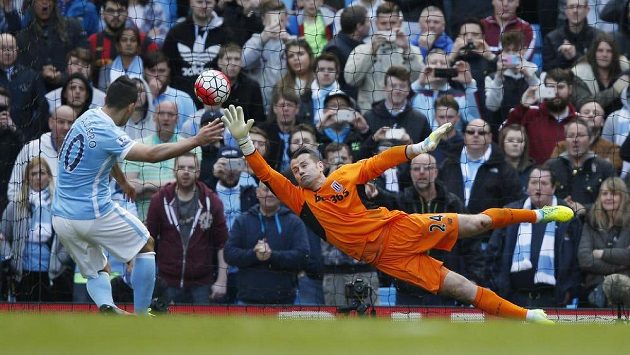 Sergio Agüero z Manchesteru City dává gól z penalty. Brankář Stoke City Shay Given se natahoval marně. Sergio Agüero z Manchesteru City dává gól z penalty. Brankář Stoke City Shay Given se natahoval marně.