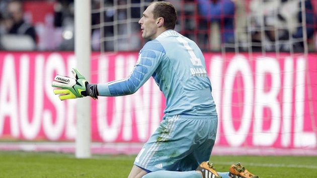 Brankář Hamburku Jaroslav Drobný na kolenou. Jeho tým dostal na půdě Bayernu pořádný výprask. Brankář Hamburku Jaroslav Drobný na kolenou. Jeho tým dostal na půdě Bayernu pořádný výprask.