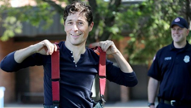 Jacob Frey, tehdy ještě jako zastupitel, na akci s minneapolskými hasiči. Jacob Frey, tehdy ještě jako zastupitel, na akci s minneapolskými hasiči.