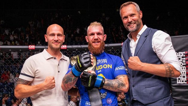 Ondřej Novotný (vpravo) s držitelem prozatímního titulu střední váhy Samuelem Krištofičem. Ondřej Novotný (vpravo) s držitelem prozatímního titulu střední váhy Samuelem Krištofičem.