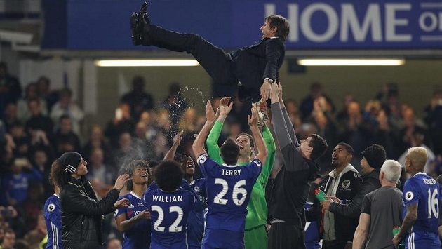 Trenér mistrovské Chelsea Antonio Conte létal po vítězství nad Watfordem nad hlavami háčů. Trenér mistrovské Chelsea Antonio Conte létal po vítězství nad Watfordem nad hlavami háčů.