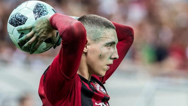 Fotbalisté se museli vypořádat i se zelenou barvou, kterou byl nabarven trávník v Trnavě Fotbalisté se museli vypořádat i se zelenou barvou, kterou byl nabarven trávník v Trnavě