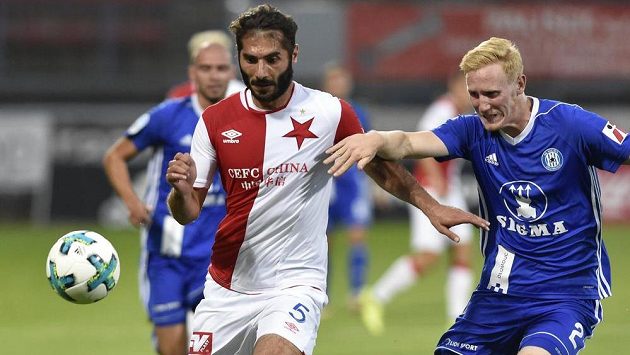 Zleva Halil Altintop ze Slavie a Václav Jemelka z Olomouce. Zleva Halil Altintop ze Slavie a Václav Jemelka z Olomouce.