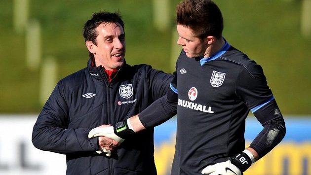 Asistent anglického reprezentačního trenéra Gary Neville (vlevo) a brankář Jack Butland. Asistent anglického reprezentačního trenéra Gary Neville (vlevo) a brankář Jack Butland.