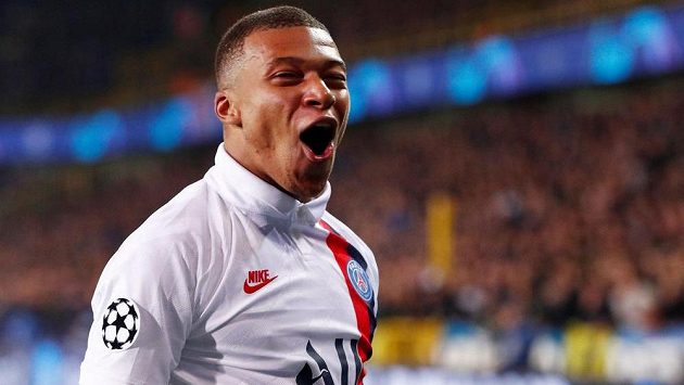 Útočník PSG Kylian Mbappé oslavuje hattrick proti Bruggám. Útočník PSG Kylian Mbappé oslavuje hattrick proti Bruggám.