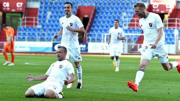Dva góly dal Frýdku-Místku záložník Petr Nerad. Baník se po třetí výhře v řadě vyhoupl do čela druhé ligy. Dva góly dal Frýdku-Místku záložník Petr Nerad. Baník se po třetí výhře v řadě vyhoupl do čela druhé ligy.
