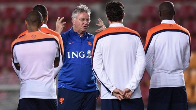 Nizozemský trenér Guus Hiddink udílí hráčům pokyny během tréninku v Praze na Letné. Nizozemský trenér Guus Hiddink udílí hráčům pokyny během tréninku v Praze na Letné.