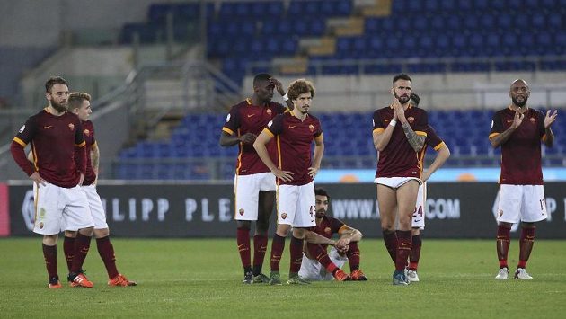 Hráči AS Řím poté, co neuspěli v Italském poháru proti Spezii. Hráči AS Řím poté, co neuspěli v Italském poháru proti Spezii.
