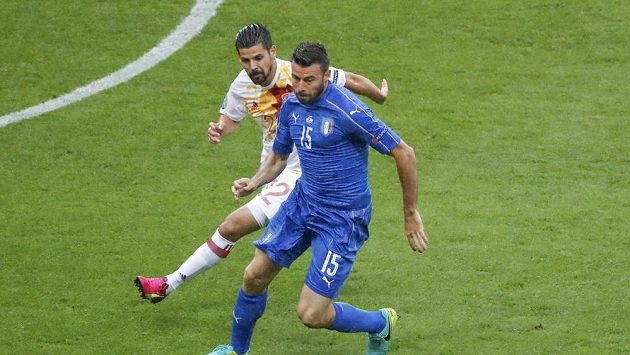 Španěl Nolito (vlevo) stíhá Itala Andreu Barzagliho. Španěl Nolito (vlevo) stíhá Itala Andreu Barzagliho.