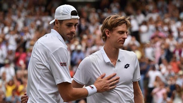 Kevin Anderson (vpravo) z JAR po vyčerpávajícím semifinále s Američanem Johnem Isnerem. Kevin Anderson (vpravo) z JAR po vyčerpávajícím semifinále s Američanem Johnem Isnerem.