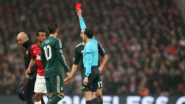 Záložník Manchesteru United Nani (druhý zleva) vidí červenou kartu v utkání proti Realu Madrid. Záložník Manchesteru United Nani (druhý zleva) vidí červenou kartu v utkání proti Realu Madrid.