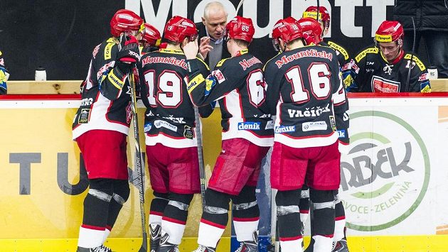 Královéhradecký trenér Peter Draisaitl s hráči (uprostřed). Královéhradecký trenér Peter Draisaitl s hráči (uprostřed).