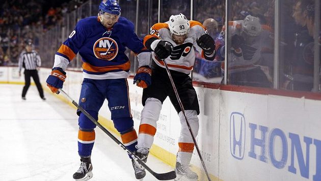 Obránce New Yorku Islanders Adam Pelech (50) se snaží zastavit v cestě za pukem Jakuba Voráčka z Philadelphie Flyers (vpravo) v utkání NHL. Obránce New Yorku Islanders Adam Pelech (50) se snaží zastavit v cestě za pukem Jakuba Voráčka z Philadelphie Flyers (vpravo) v utkání NHL.