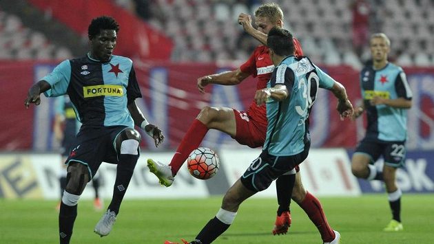 Zleva záložník Slavie Simon Deli, útočník Zbrojovky Michal Škoda a obránce sešívaných Martin Dostál. Zleva záložník Slavie Simon Deli, útočník Zbrojovky Michal Škoda a obránce sešívaných Martin Dostál.