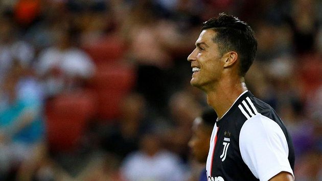Cristiano Ronaldo v dresu Juventusu během přípravného utkání proti Tottenhamu Hotspur Cristiano Ronaldo v dresu Juventusu během přípravného utkání proti Tottenhamu Hotspur