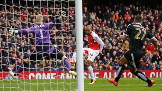 Záložník Theo Walcott z Arsenalu střílí gól do sítě Leicesteru v zápase 26. kola anglické Premier League. Záložník Theo Walcott z Arsenalu střílí gól do sítě Leicesteru v zápase 26. kola anglické Premier League.