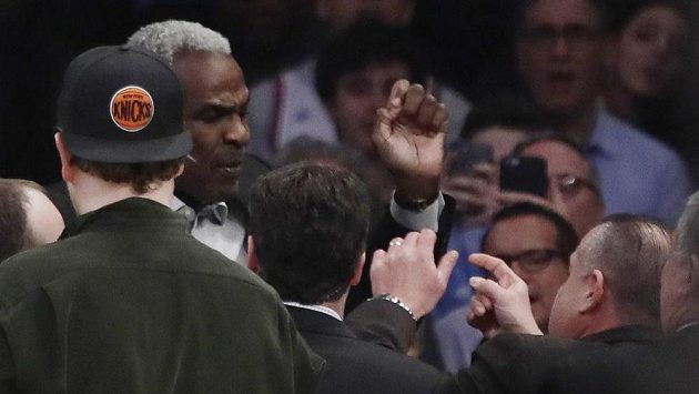 Bývalý hráč New York Knicks Charles Oakley při konfliktu s ochrankou během utkání s LA Clippers. Bývalý hráč New York Knicks Charles Oakley při konfliktu s ochrankou během utkání s LA Clippers.