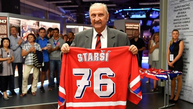 Ján Starší na archivním snímku z roku 2016 při setkání hokejových legend v Síni slávy. Ján Starší na archivním snímku z roku 2016 při setkání hokejových legend v Síni slávy.