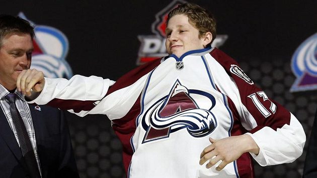 Nathan MacKinnon, jednička letošního draftu NHL, si obléká dres Colorada. Nathan MacKinnon, jednička letošního draftu NHL, si obléká dres Colorada.