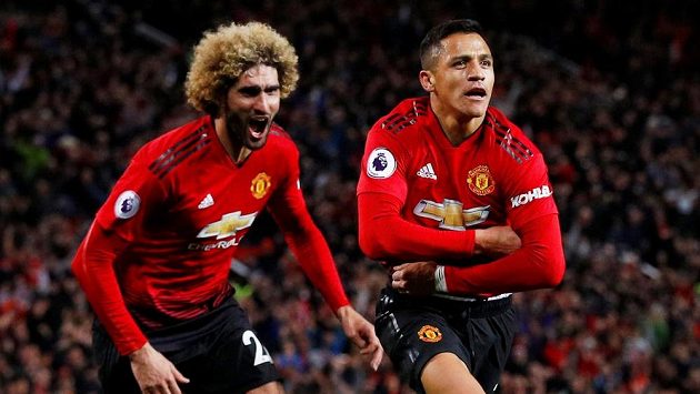 Manchesterský Alexis Sánchez (vpravo) se raduje z gólu, který rozhodl o výhře nad Newcastlem, vlevo Marouane Fellaini. Manchesterský Alexis Sánchez (vpravo) se raduje z gólu, který rozhodl o výhře nad Newcastlem, vlevo Marouane Fellaini.