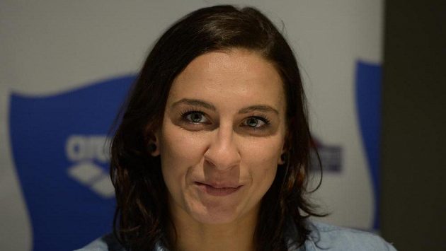 Plavkyně Barbora Závadová na tiskové konferenci před mistrovství Evropy v plavání v krátkém bazénu. Plavkyně Barbora Závadová na tiskové konferenci před mistrovství Evropy v plavání v krátkém bazénu.