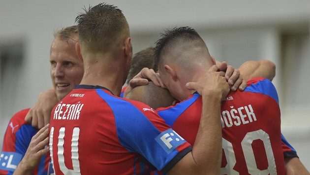 Hráči Plzně se radují z gólu. Hráči Plzně se radují z gólu.
