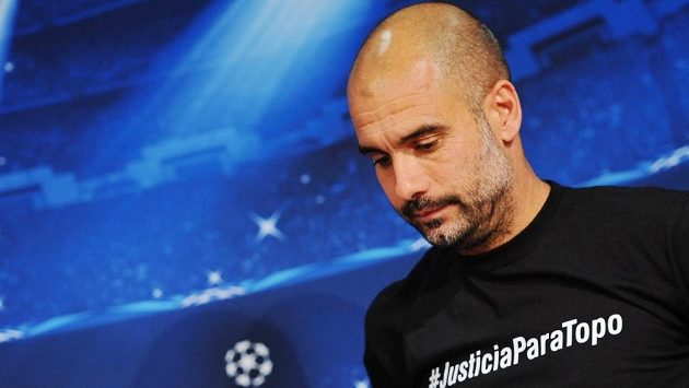 Trenér Bayernu Pep Guardiola si na tiskovou konferenci netradičně oblékl černé triko. Trenér Bayernu Pep Guardiola si na tiskovou konferenci netradičně oblékl černé triko.