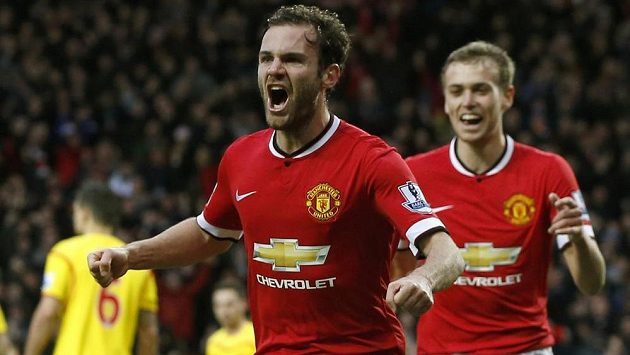 Fotbalisté Manchesteru United Juan Mata (vlevo) a James Wilson se radují z gólu proti Liverpoolu. Fotbalisté Manchesteru United Juan Mata (vlevo) a James Wilson se radují z gólu proti Liverpoolu.