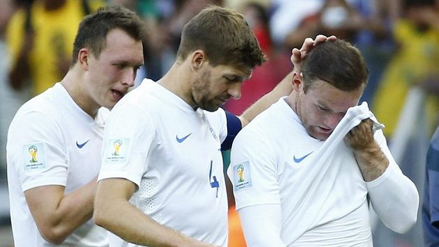 Steven Gerrard (uprostřed) po svém posledním zápase za národní tým Anglie proti Kostarice. Steven Gerrard (uprostřed) po svém posledním zápase za národní tým Anglie proti Kostarice.