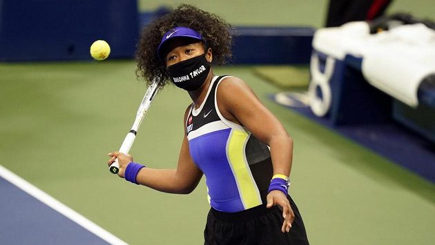 Naomi Ósakaová na US Open s rouškou na památku Breonny Taylorové při utkání s Misaki Doiovou. Naomi Ósakaová na US Open s rouškou na památku Breonny Taylorové při utkání s Misaki Doiovou.