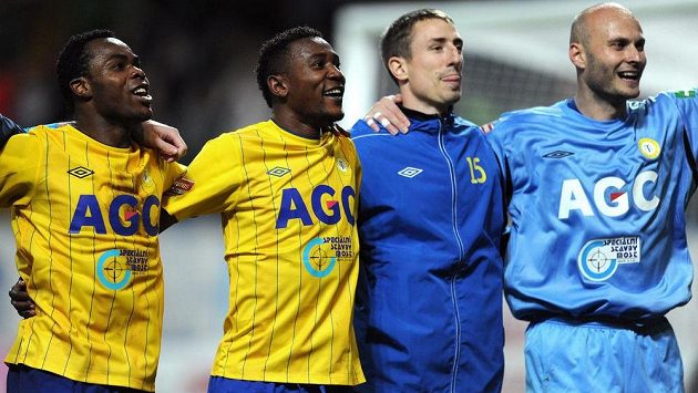 Hráči Teplic zleva Eugene Salami, Franci Litsingi, Josef Kaufman a Martin Slavík oslavují vítězství nad Plzní. Hráči Teplic zleva Eugene Salami, Franci Litsingi, Josef Kaufman a Martin Slavík oslavují vítězství nad Plzní.