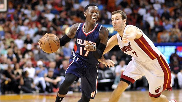 Schroder z Atlanty (vlevo) dribluje okolo Gorana Dragiče z Miami. Schroder z Atlanty (vlevo) dribluje okolo Gorana Dragiče z Miami.