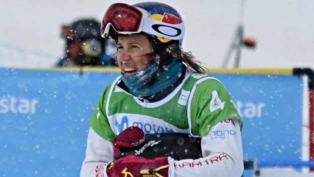 Ze závodu týmů ve větru a sněžení nebyla Eva Samková vůbec nadšená. Ze závodu týmů ve větru a sněžení nebyla Eva Samková vůbec nadšená.