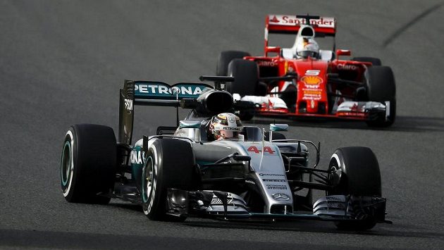 Lewis Hamilton a Sebastian Vettel během předsezónních testů v Barceloně. Lewis Hamilton a Sebastian Vettel během předsezónních testů v Barceloně.