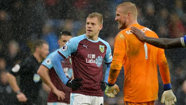 Útočník Burnley Matěj Vydra (vlevo) a gólman Leicesteru Kasper Schmeichel. Útočník Burnley Matěj Vydra (vlevo) a gólman Leicesteru Kasper Schmeichel.