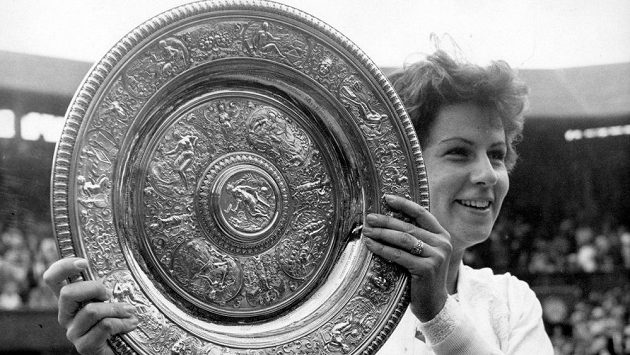 Bývalá světová tenisová jednička Brazilka Maria Buenová má rakovinu jazyka. Na snímku s trofejí z Wimbledonu, který dokázala vyhrát třikrát v kariéře. Bývalá světová tenisová jednička Brazilka Maria Buenová má rakovinu jazyka. Na snímku s trofejí z Wimbledonu, který dokázala vyhrát třikrát v kariéře.