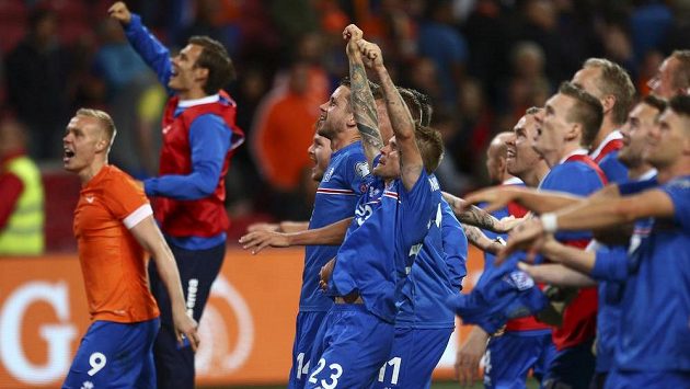 Fotbalisté Islandu se radují z vítězství v Amsterdamu nad domácím Nizozemskem. Fotbalisté Islandu se radují z vítězství v Amsterdamu nad domácím Nizozemskem.
