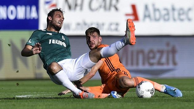 Zleva Martin Doležal z Jablonce a Ladislav Takács z Mladé Boleslavi v utkání 6. kola první ligy. Zleva Martin Doležal z Jablonce a Ladislav Takács z Mladé Boleslavi v utkání 6. kola první ligy.