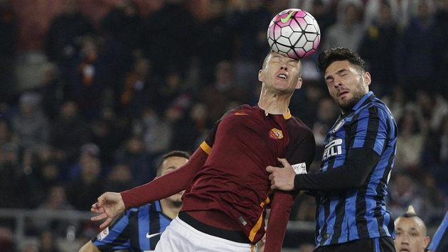 Edin Džeko z AS Řím (vlevo) v hlavičkovém souboji s Danilem D'Ambrosiem z Interu Milán. Edin Džeko z AS Řím (vlevo) v hlavičkovém souboji s Danilem D'Ambrosiem z Interu Milán.