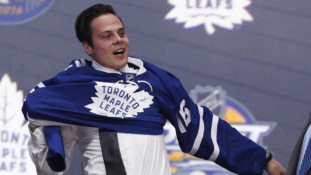 Američan Auston Matthews poprvé obléká dres Toronta. Američan Auston Matthews poprvé obléká dres Toronta.