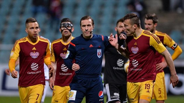 Sudí Tomáš Kocourek v obležení protestujících fotbalistů Dukly. Sudí Tomáš Kocourek v obležení protestujících fotbalistů Dukly.