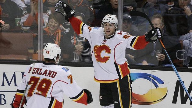 Útočník Calgary Flames Michael Frolík (vpravo) slaví se spoluhráčem Michealem Ferlandem gól v síti Anaheimu. Útočník Calgary Flames Michael Frolík (vpravo) slaví se spoluhráčem Michealem Ferlandem gól v síti Anaheimu.