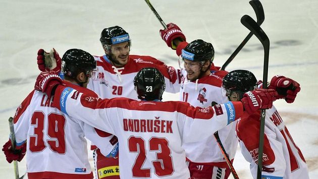 Hokejisté Olomouce se radují z třetího gólu. Druhý zprava je jeho autor Miroslav Holec. Hokejisté Olomouce se radují z třetího gólu. Druhý zprava je jeho autor Miroslav Holec.