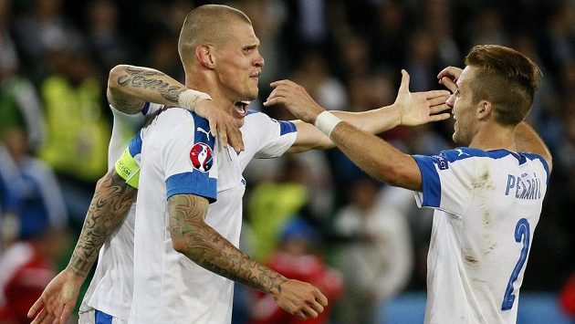 Slovenští fotbalisté - kapitán Martin Škrtel a bek Peter Pekarík (vpravo) slaví postup do osmifinále ME ve Francii. Slovenští fotbalisté - kapitán Martin Škrtel a bek Peter Pekarík (vpravo) slaví postup do osmifinále ME ve Francii.