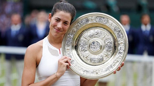 Garbiňe Muguruzaová s trofejí pro vítězku Wimbledonu. Garbiňe Muguruzaová s trofejí pro vítězku Wimbledonu.